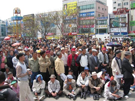 추미애 선대본부장의 도착을 기다리며 목포역광장을 가득 메운 목포시민들 